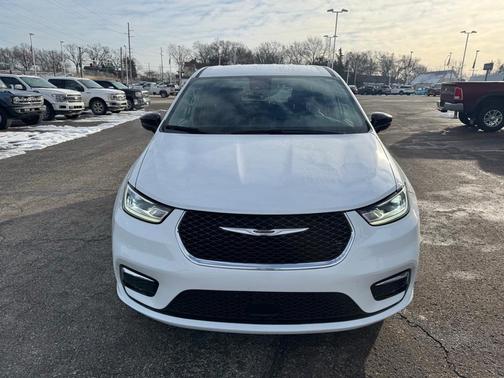 2024 Chrysler Pacifica Touring-L