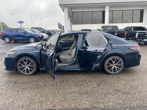 2021 Toyota Camry Hybrid SE