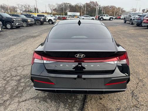 2025 Hyundai ELANTRA SE