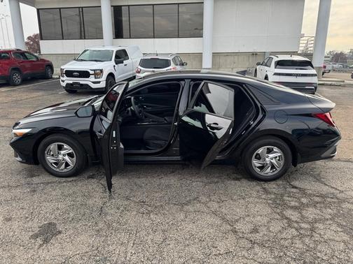 2025 Hyundai ELANTRA SE