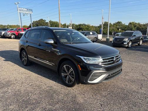 Deep Black Pearl Effect 2024 Volkswagen Tiguan 2.0T Wolfsburg Edition