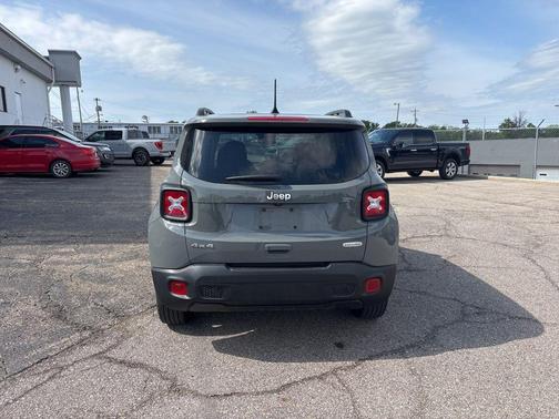 Sting Gray Clearcoat 2022 Jeep Renegade Latitude