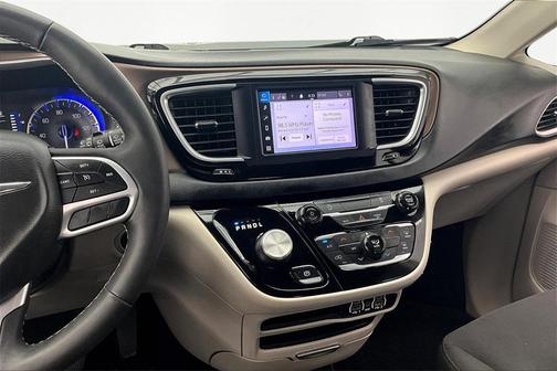 2022 Chrysler Voyager LX