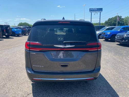 2022 Chrysler Pacifica Touring-L