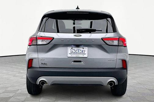 Iconic Silver Metallic 2022 Ford Escape SE