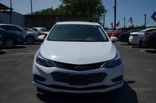 White 2018 Chevrolet Cruze LT