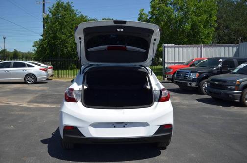 White 2018 Chevrolet Cruze LT