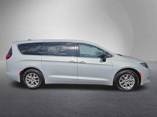 2024 Chrysler Voyager LX