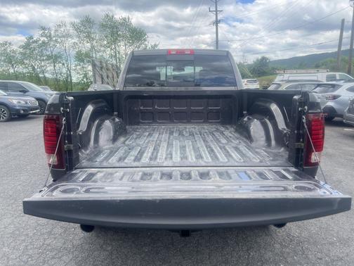 Granite Crystal Metallic Clearcoat 2017 RAM 1500 Sport