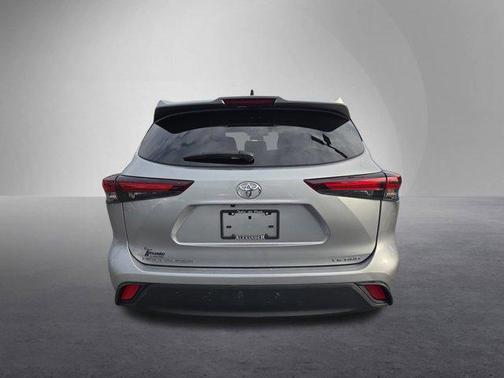 Celestial Silver Metallic 2024 Toyota Highlander LE