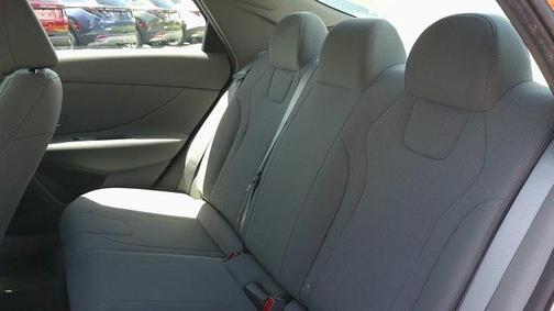 2022 Hyundai ELANTRA SE