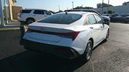 2025 Hyundai ELANTRA SE