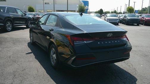 2024 Hyundai ELANTRA SE