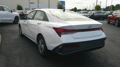 2024 Hyundai ELANTRA SE