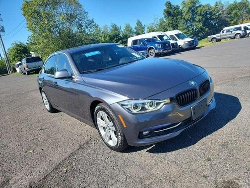 Photo 4 of 8 of 2018 BMW 330 i xDrive