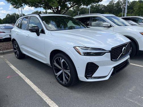 2023 Volvo XC60 B5 Ultimate Dark Theme