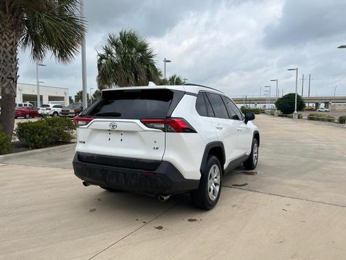 2020 Toyota RAV4 LE