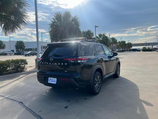 2024 Nissan Pathfinder SV
