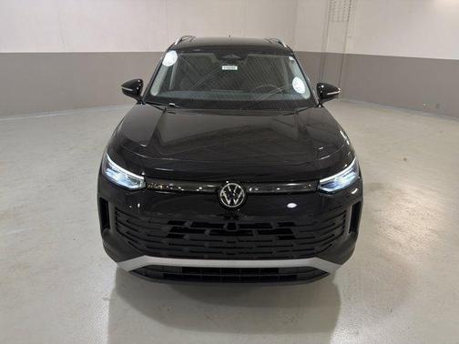 Deep Black Pearl 2026 Volkswagen Tiguan 2.0T SE 4MOTION
