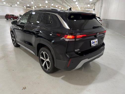 Deep Black Pearl 2026 Volkswagen Tiguan 2.0T SE 4MOTION