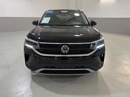 Deep Black Pearl 2022 Volkswagen Taos 1.5T SE