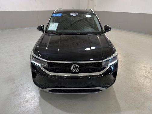 Deep Black Pearl 2022 Volkswagen Taos 1.5T SE