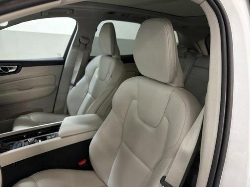 2020 Volvo XC60 T5 Momentum