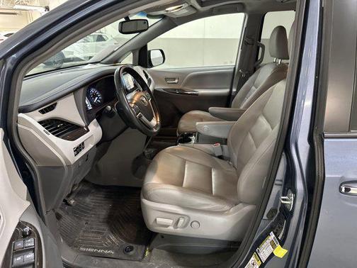 2017 Toyota Sienna XLE