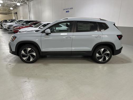 Monument Gray 2026 Volkswagen Taos SE