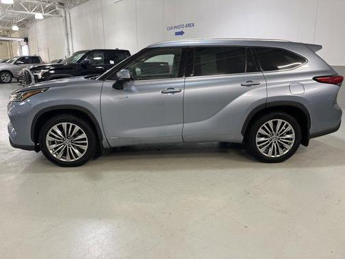 2021 Toyota Highlander Hybrid Platinum