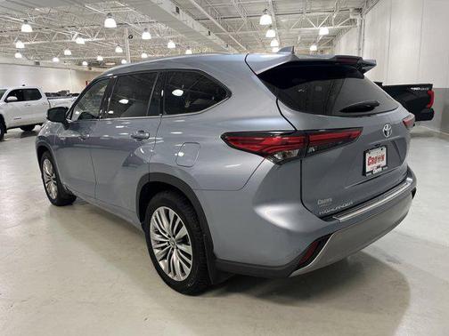 2021 Toyota Highlander Hybrid Platinum