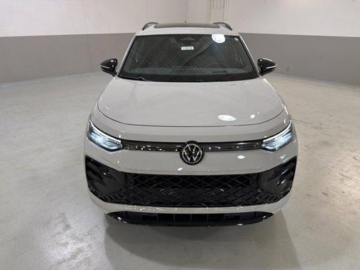 sandstone 2026 Volkswagen Tiguan 2.0T SE R-Line Black 4MOTION