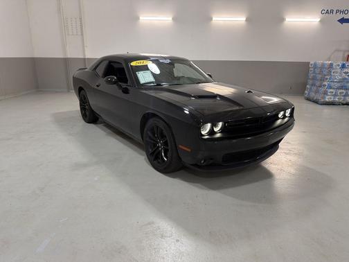 Pitch Black Clearcoat 2017 Dodge Challenger SXT