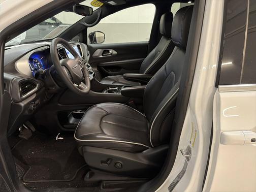 Bright White Clearcoat 2026 Chrysler Pacifica Limited