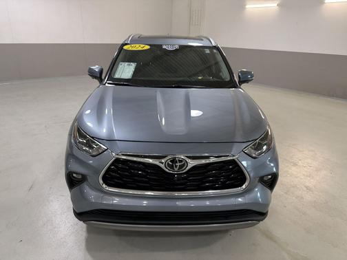 Moon Dust 2024 Toyota Highlander Platinum