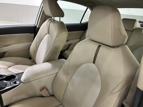 2020 Toyota Camry Hybrid XLE