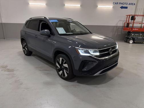 Pure Gray 2024 Volkswagen Taos 1.5T SEL