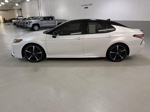 Midnight Black Metallic/Wind Chill 2018 Toyota Camry XSE