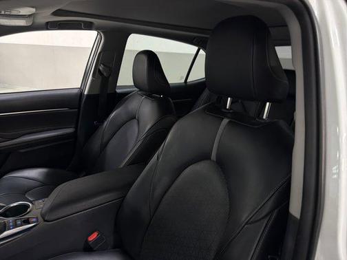 Midnight Black Metallic/Wind Chill 2018 Toyota Camry XSE