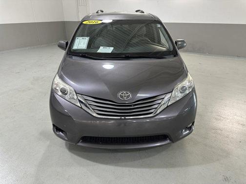 2016 Toyota Sienna XLE
