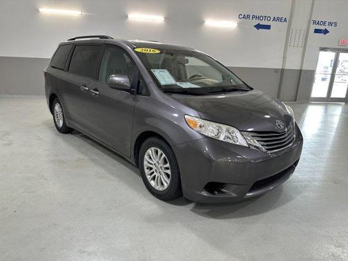 2016 Toyota Sienna XLE
