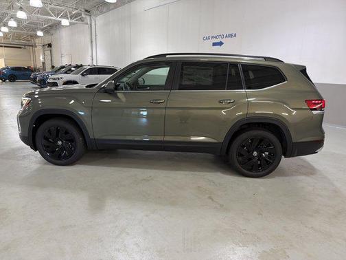 Avocado Green Pearl 2026 Volkswagen Atlas 2.0T SE w/Technology 4MOTION