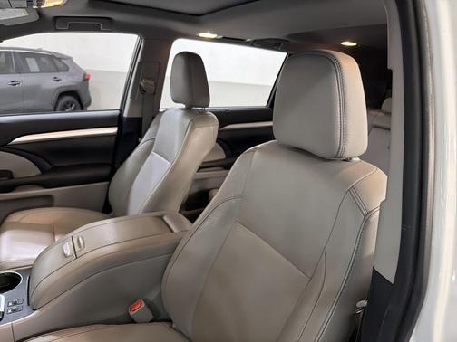 Blizzard Pearl 2019 Toyota Highlander XLE