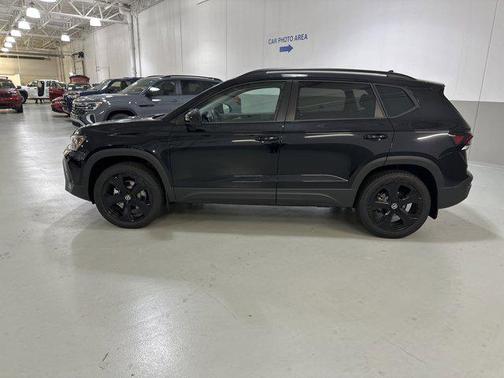 2025 Volkswagen Taos 1.5T SE Black