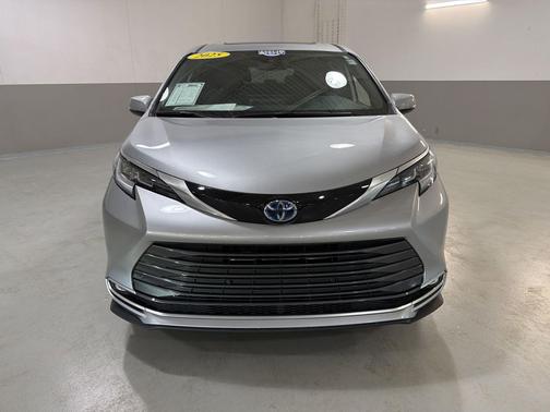 Celestial Silver Metallic 2025 Toyota Sienna Limited
