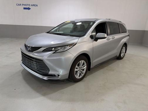 Celestial Silver Metallic 2025 Toyota Sienna Limited