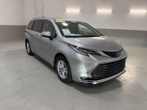 Celestial Silver Metallic 2025 Toyota Sienna Limited