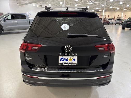 Deep Black Pearl 2024 Volkswagen Tiguan 2.0T SE 4MOTION