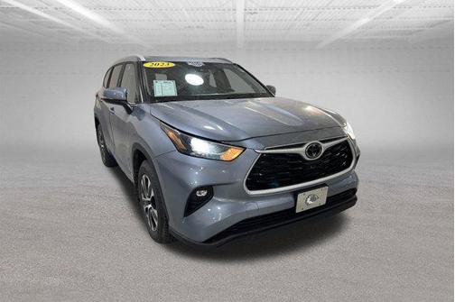 Moon Dust 2023 Toyota Highlander XLE