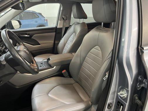 Moon Dust 2023 Toyota Highlander XLE